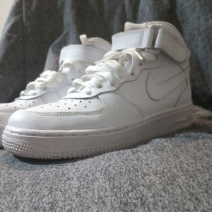 The Nike Air Force 1 Mid 06 White